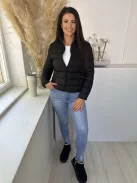 Steppelt, bélelt, karcsúsított, vékony, nem rugalmas, átmeneti kabát. (M, L, XL méretekben) A modell M méretet visel.