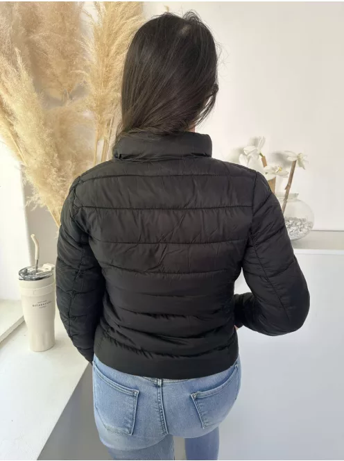 Steppelt, bélelt, karcsúsított, vékony, nem rugalmas, átmeneti kabát. (M, L, XL méretekben) A modell M méretet visel.