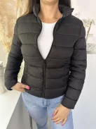 Steppelt, bélelt, karcsúsított, vékony, nem rugalmas, átmeneti kabát. (M, L, XL méretekben) A modell M méretet visel.