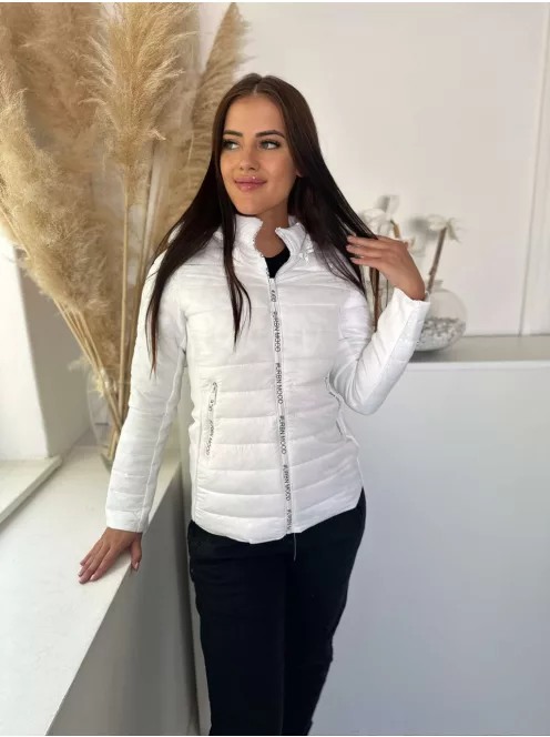 Steppelt, bélelt, karcsúsított, kapucnis, vékony, nem rugalmas, átmeneti kabát. (S, M, L, XL, XXL méretekben) A modell M méretet visel.