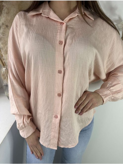 Oversize fazonú, nem rugalmas anyagú ing. (S-L méretre ajánljuk.)