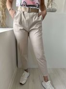 Rugalmas anyagú, magas, gumis derekú, zsebes, csinos nadrág övvel. (S-L méretre ajánljuk.)