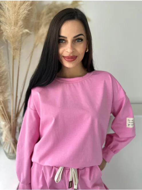 Rugalmas anyagú melegítőszett. Lenge, elöl rövid, hátul hosszú felső, magas, gumis derekú, megkötős nadrággal. (S-XL méretre ajánljuk.)