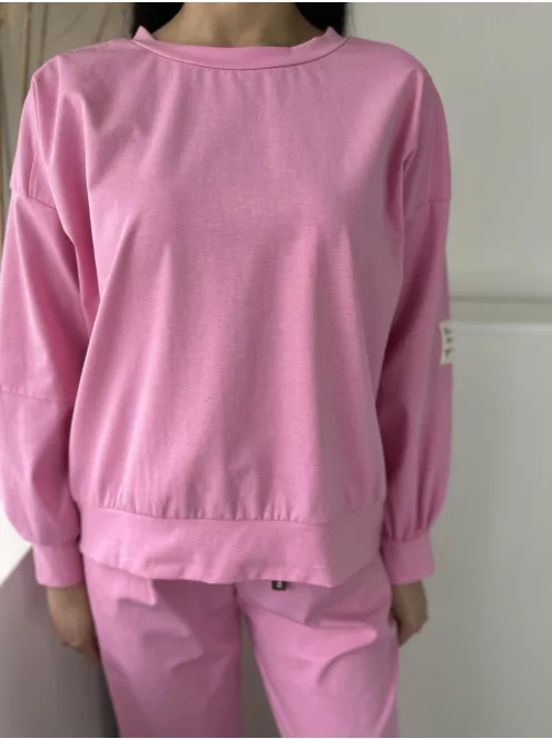 Rugalmas anyagú melegítőszett. Lenge, elöl rövid, hátul hosszú felső, magas, gumis derekú, megkötős nadrággal. (S-XL méretre ajánljuk.)