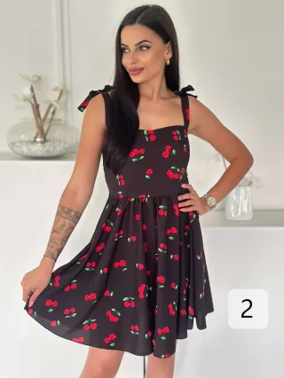   Lenge fazon, hátán gumírozott, szivacsbetétes, nem rugalmas anyagú, mintás ruha. (S-M méretre ajánljuk.)