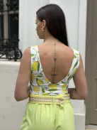Rugalmas anyagú, szivacsbetétes, V kivágású, mintás, tangás, lycra body. (S-L méretre ajánljuk.)