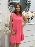 Lenge fazonú, A vonalú, nyakán megkötős, nem rugalmas anyagú, kerek nyakú, fodros ruha. (S-L méretre ajánljuk.)