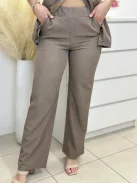 Kétrészes, elegáns szett. Nem rugalmas anyagú, átlapolt, gomos blúz, magas, gumis derekú, egyenes szárú, zsebes nadrággal. (S-L méretre ajánljuk.)
