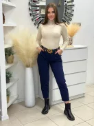 Extra rugalmas anyagú, magas, gumis derekú, kényelmes, csinos, zsebes nadrág övvel. (S-XL méretre ajánljuk.)