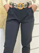 Extra rugalmas anyagú, magas, gumis derekú, kényelmes, csinos, zsebes nadrág övvel. (S-XL méretre ajánljuk.)