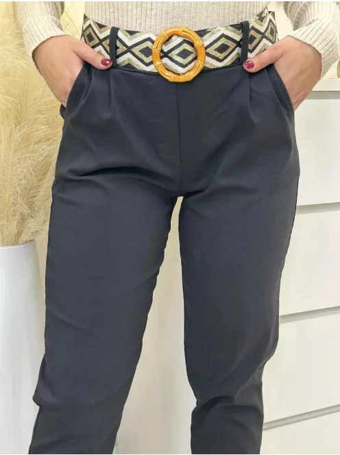 Extra rugalmas anyagú, magas, gumis derekú, kényelmes, csinos, zsebes nadrág övvel. (S-XL méretre ajánljuk.)