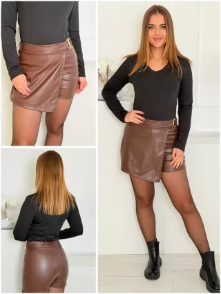 Átlapolt, műbőr skort
