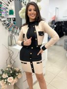 Rugalmas anyagú, prémium minőségű szett. Béleletlen, válltöméses, díszgombos blézer, hátul cipzáras szoknyával. A Modell S méretet visel. (S,M és L méretekben.)