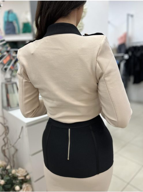 Rugalmas anyagú, prémium minőségű szett. Béleletlen, válltöméses, díszgombos blézer, hátul cipzáras szoknyával. A Modell S méretet visel. (S,M és L méretekben.)