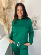 Rugalmas anyagú melegítő szett. Zsebes, kapucnis, rövid derekú felsőrész, gumis, magas derekú, zsebes nadrággal. A Modell S/M méretet visel. (S/M és L/XL méretekben.)
