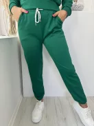 Rugalmas anyagú melegítő szett. Zsebes, kapucnis, rövid derekú felsőrész, gumis, magas derekú, zsebes nadrággal. A Modell S/M méretet visel. (S/M és L/XL méretekben.)