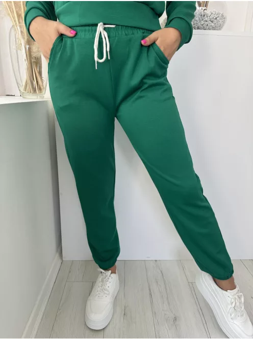 Rugalmas anyagú melegítő szett. Zsebes, kapucnis, rövid derekú felsőrész, gumis, magas derekú, zsebes nadrággal. A Modell S/M méretet visel. (S/M és L/XL méretekben.)