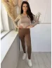  Pihe-puha, extra rugalmas, magas, gumis derekú, bambusz nadrág. A Modell S/M méretet visel. (S/m és L/XL méretekben.)