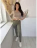   Pihe-puha, extra rugalmas, magas, gumis derekú, bambusz nadrág. A Modell S/M méretet visel. (S/m és L/XL méretekben.)
