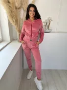 Pihe-puha, rugalmas anyagú, plüss szett. Rövid, gumis derekú, zsebes, cipzáras kardigán, magas, gumis derekú nadrággal. A Modell M/L méretet visel. (M/L és XL/XXL méretekben.)