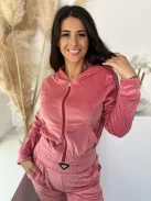 Pihe-puha, rugalmas anyagú, plüss szett. Rövid, gumis derekú, zsebes, cipzáras kardigán, magas, gumis derekú nadrággal. A Modell M/L méretet visel. (M/L és XL/XXL méretekben.)