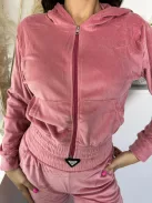 Pihe-puha, rugalmas anyagú, plüss szett. Rövid, gumis derekú, zsebes, cipzáras kardigán, magas, gumis derekú nadrággal. A Modell M/L méretet visel. (M/L és XL/XXL méretekben.)