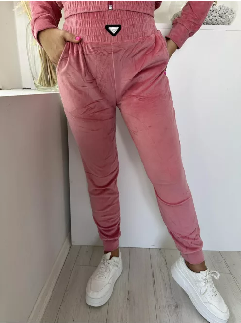 Pihe-puha, rugalmas anyagú, plüss szett. Rövid, gumis derekú, zsebes, cipzáras kardigán, magas, gumis derekú nadrággal. A Modell M/L méretet visel. (M/L és XL/XXL méretekben.)