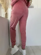 Pihe-puha, rugalmas anyagú, plüss szett. Rövid, gumis derekú, zsebes, cipzáras kardigán, magas, gumis derekú nadrággal. A Modell M/L méretet visel. (M/L és XL/XXL méretekben.)