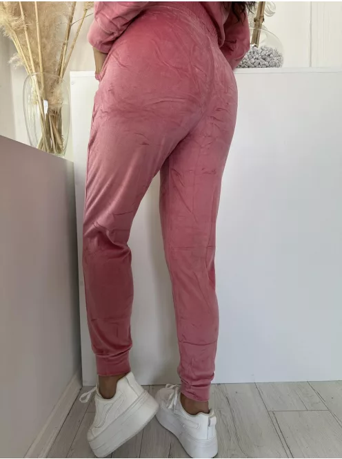Pihe-puha, rugalmas anyagú, plüss szett. Rövid, gumis derekú, zsebes, cipzáras kardigán, magas, gumis derekú nadrággal. A Modell M/L méretet visel. (M/L és XL/XXL méretekben.)
