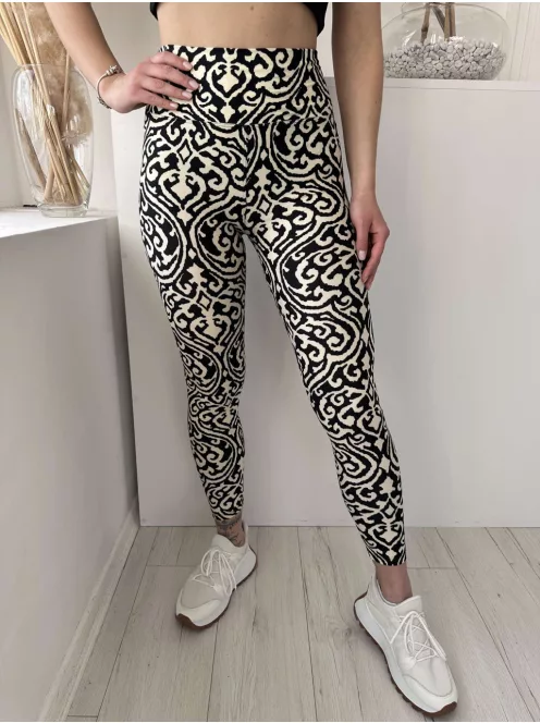 Pihe-puha, extra rugalmas, magas, gumis derekú, bambusz nadrág. A Modell S/M méretet visel. (S/M és L/XL méretekben.)