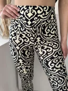 Pihe-puha, extra rugalmas, magas, gumis derekú, bambusz nadrág. A Modell S/M méretet visel. (S/M és L/XL méretekben.)