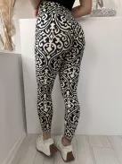 Pihe-puha, extra rugalmas, magas, gumis derekú, bambusz nadrág. A Modell S/M méretet visel. (S/M és L/XL méretekben.)