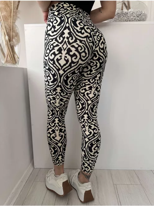 Pihe-puha, extra rugalmas, magas, gumis derekú, bambusz nadrág. A Modell S/M méretet visel. (S/M és L/XL méretekben.)