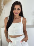 Lenvászon hatású, nem rugalmas anyagú szett. Rövid derekú, díszgombos, hátán gumírozott, magas, gumis derekú, zsebes rövidnadrággal. A Modell S/M méretet visel.