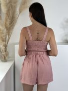 Lenvászon hatású, nem rugalmas anyagú szett. Rövid derekú, díszgombos, hátán gumírozott, magas, gumis derekú, zsebes rövidnadrággal. A Modell S/M méretet visel.