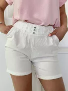 Rugalmas anyagú, lenvászon hatású, magas, gumis derekú, zsebes rövidnadrág. A modell S/M méretet visel. (S-XXL méretekben)