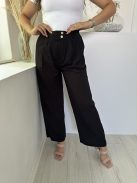 Gumis derekú, zsebes, elegáns fazonú, egyenes szárú nadrág. A modell M/L (S/M méretnek felel meg) méretet visel.