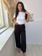 Gumis derekú, zsebes, elegáns fazonú, egyenes szárú nadrág. A modell M/L (S/M méretnek felel meg) méretet visel.