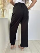 Gumis derekú, zsebes, elegáns fazonú, egyenes szárú nadrág. A modell M/L (S/M méretnek felel meg) méretet visel.