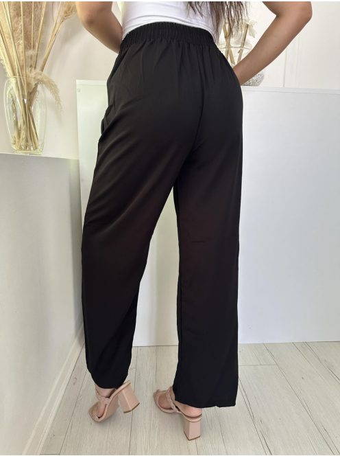 Gumis derekú, zsebes, elegáns fazonú, egyenes szárú nadrág. A modell M/L (S/M méretnek felel meg) méretet visel.