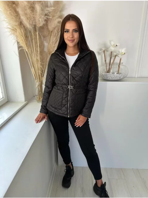 Steppelt, bélelt, zsebes, nem rugalmas, átmeneti kabát övvel. A Modell S méretet visel. (S-XXL méretekben.)