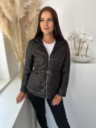 Steppelt, bélelt, zsebes, nem rugalmas, átmeneti kabát övvel. A Modell S méretet visel. (S-XXL méretekben.)