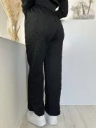 Kétrészes melegítő szett. Nem rugalmas anyagú, rövid, gumis derekú, kapucnis kardigán, magas, gumis derekú, zsebes nadrággal. A Modell S/M méretet visel. (S/M, L/XL és 2XL/3XL méretekben.)
