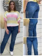 Extra rugalmas anyagú, magas derekú, oldalzsebes, egyenes szárú farmernadrág. A Modell S méretet visel. (XS-XL méretekben.)