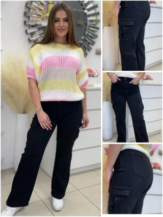   Extra rugalmas anyagú, magas derekú, oldalzsebes, egyenes szárú farmernadrág. A Modell S méretet visel. (XS-XL méretekben.)