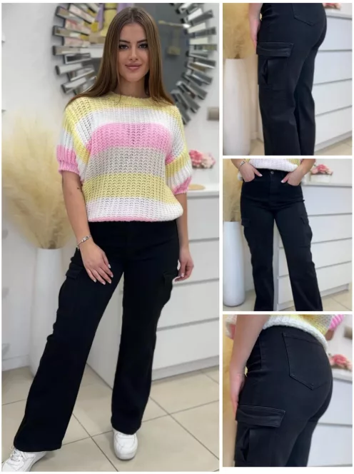 Extra rugalmas anyagú, magas derekú, oldalzsebes, egyenes szárú farmernadrág. A Modell S méretet visel. (XS-XL méretekben.)