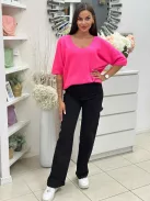 Extra rugalmas anyagú, magas derekú, oldalzsebes, egyenes szárú farmernadrág. A Modell S méretet visel. (XS-XL méretekben.)
