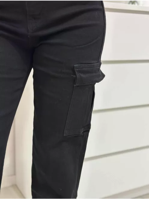 Extra rugalmas anyagú, magas derekú, oldalzsebes, egyenes szárú farmernadrág. A Modell S méretet visel. (XS-XL méretekben.)