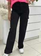 Extra rugalmas anyagú, magas derekú, oldalzsebes, egyenes szárú farmernadrág. A Modell S méretet visel. (XS-XL méretekben.)