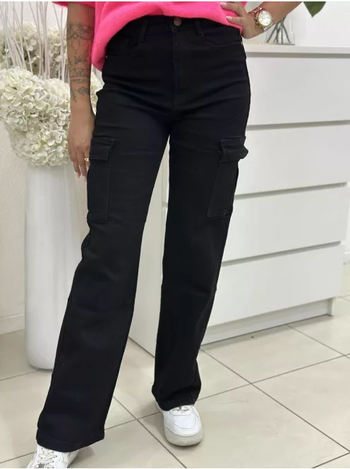 Extra rugalmas anyagú, magas derekú, oldalzsebes, egyenes szárú farmernadrág. A Modell S méretet visel. (XS-XL méretekben.)